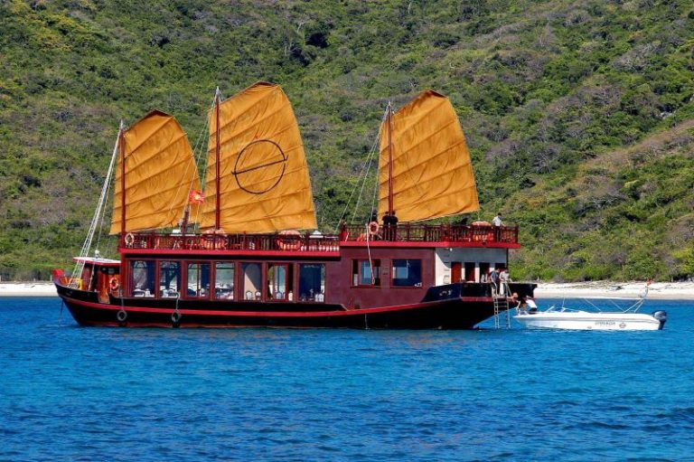 Khám phá Vịnh Nha Trang trên du thuyền Emperor