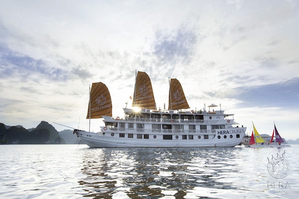 Du thuyền Hera Grand Luxury 2 ngày 1 đêm